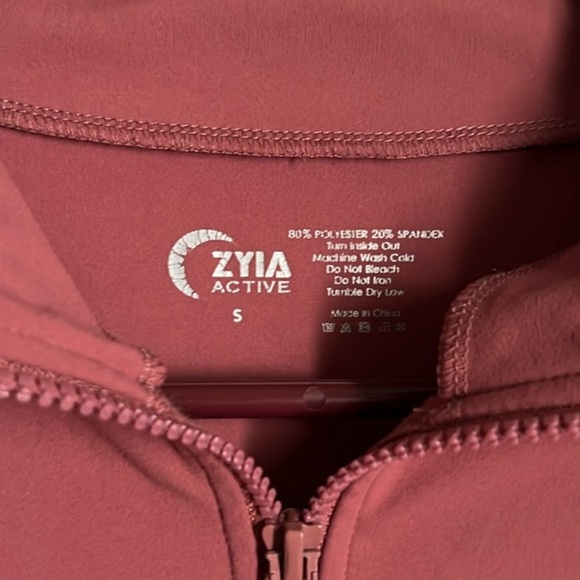 Actuve wear - Picture 2 of 3